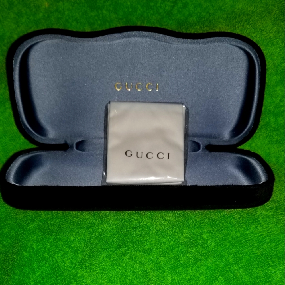 🎩Gucci glasses case with cleaning cloth NWT